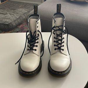 1460 SMOOTH LEATHER LACE UP BOOTS